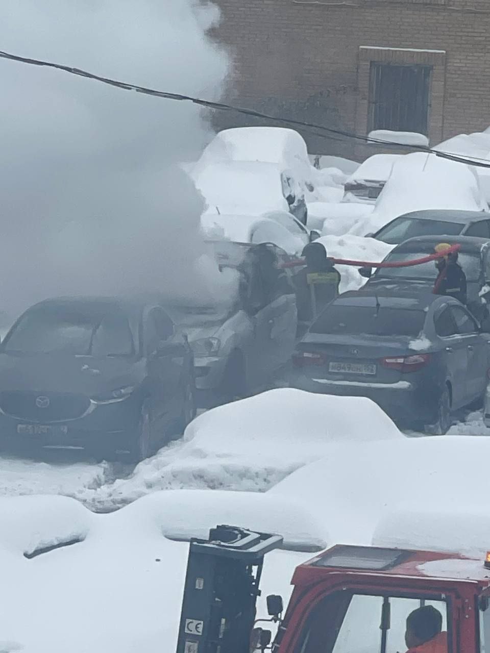 Автомобиль взорвался в Москве Предварительно все случилось на парковке у административного здания на Рябиновой улице Официальной информации пока нет Экстренные службы уже выехали к месту ЧП Очевидцы сообщают что машина сначала задымилась а потом внутри нее прогремел взрыв пишут СМИ В салоне в этот момент никого не было В результате автомобиль сгорел полностью UPD пожар потушен сообщили в МЧС Криминальной составляющей нет причиной возгорания могло стать короткое замыкание   Подпишитесь на Абзац TG VK Дзен MAX Rutube