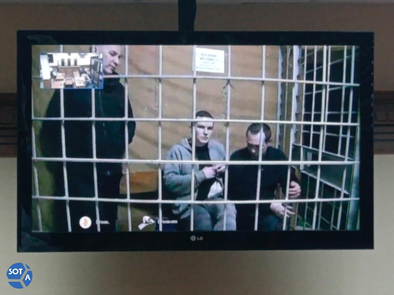 Суд во Владимире отказался ужесточать приговор адвокатам Навального После перерыва коллегия судей Владимирского областного суда приняла решение не ужесточать приговоры адвокатам Навального Вадиму Кобзеву Алексею Липцеру и Игорю Сергунину по делу об участии в деятельности экстремистской организации ФБК передал наш корреспондент Гособвинение запрашивало увеличить срок лишения свободы Кобзеву с 5 5 до 5 лет и 8 месяцев Липцеру с 5 до 5 5 лет Сергунину с 3 5 до 4 лет Суд также постановил снизить ограничение свободы после основного срока Кобзеву до 11 месяцев Липцеру до 10 месяцев Сергунину до 9 месяцев На сегодняшнем заседании Алексей Липцер и Игорь Сергунин сообщали об ухудшении состояния их здоровья в заключении Фото SOTAvision Подпишитесь на SOTAvision новости из России без цензуры и пропаганды