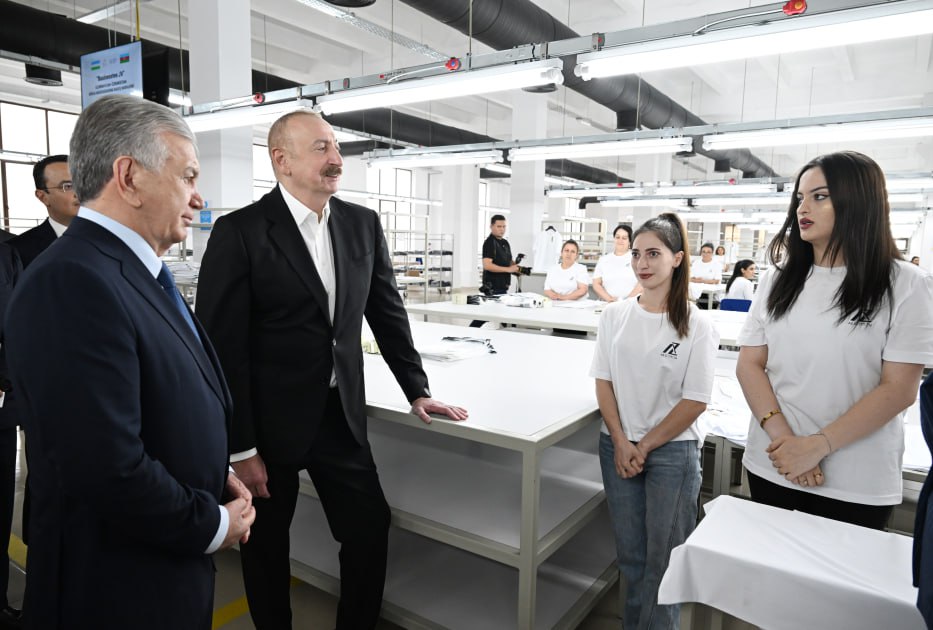 Кадры визита президентов  Азербайджана и Узбекистана Ильхама Алиева и Шавката Мирзиёева в Ханкенди, где они ознакомились с работой азербайджано-узбекского совместного предприятия — швейной фабрики Businesstex JV.