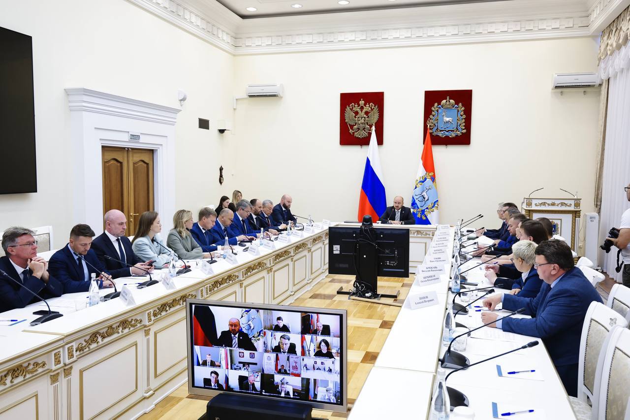Самарская область подпишет первую концессию по обращению с ТКО Об этом сообщил Вячеслав Федорищев Соглашение о строительстве комплекса по переработке ТКО в Ставропольском районе подпишут в ближайшие дни Вопрос очень капиталоемкий Это соглашение позволит серьезно продвинуться в вопросе работы с ТКО Далее будем работать над тем чтобы подобные объекты появлялись и в рамках других территорий заявил глава региона Сейчас сразу несколько полигонов по захоронению отходов исчерпали ресурс В планах региона повысить долю перерабатываемых отходов за счет строительства нескольких заводов чтобы увеличить сортировку с 44 8 до 100 а захоронение снизить с 96 до 60 6 к 2030 году Для будущих объектов ищут участки которые отвечают необходимым требованиям Не будет появляться новых полигонов рядом с Рощинским не будет появляться полигонов там где жители высказывают неодобрение Более того не будет полигонов в непосредственной близости от населенных пунктов подчеркнул Вячеслав Федорищев