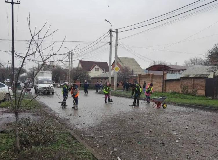 Люди не пострадали в Таганроге сдетонировали обломки БПЛА В Таганроге между домами расположенными в 10 м переулке от улицы Карла Либкнехта до улицы Водопроводной сдетонировали обломки БПЛА Об этом в своих социальных сетях информирует глава города Светлана Камбулова В результате чего повреждено пять частных домовладений Никто из людей не пострадал Комиссия по оценке ущерба выехала вместе со специалистами службы ГО и ЧС Жителям помогают оформить заявления на компенсационные выплаты Если вы обнаружили упавший беспилотный летательный аппарат или его обломки пожалуйста не приближайтесь к этому месту Это может представлять серьезную угрозу вашей жизни и здоровью Сразу же сообщите о находке по телефону экстренных служб 112 добавила Светлана Камбулова Фото телеграм канал Светланы Камбуловой ИА ДОН 24 Отправить новость