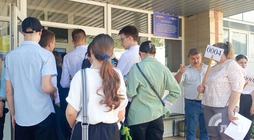 ЕГЭ и ОГЭ станут обязательными в ЛНР с 2027 года.   Об этом сообщила главный специалист отдела оценки качества образования и проведения государственной итоговой аттестации департамента контрольно-надзорной деятельности и оценки качества образования Минобрнауки ЛНР Ксения Кулешова.  «В 2027 году выбора между формами экзамена у нас не будет. Все сдают ЕГЭ и все сдают ОГЭ. Пока у нас с вами есть год в запасе, нужно начинать готовиться. Работу нужно начинать уже сейчас», — подчеркнула Кулешова в ходе заседания круглого стола «Основные направления качества образования в Луганской Народной Республике» .