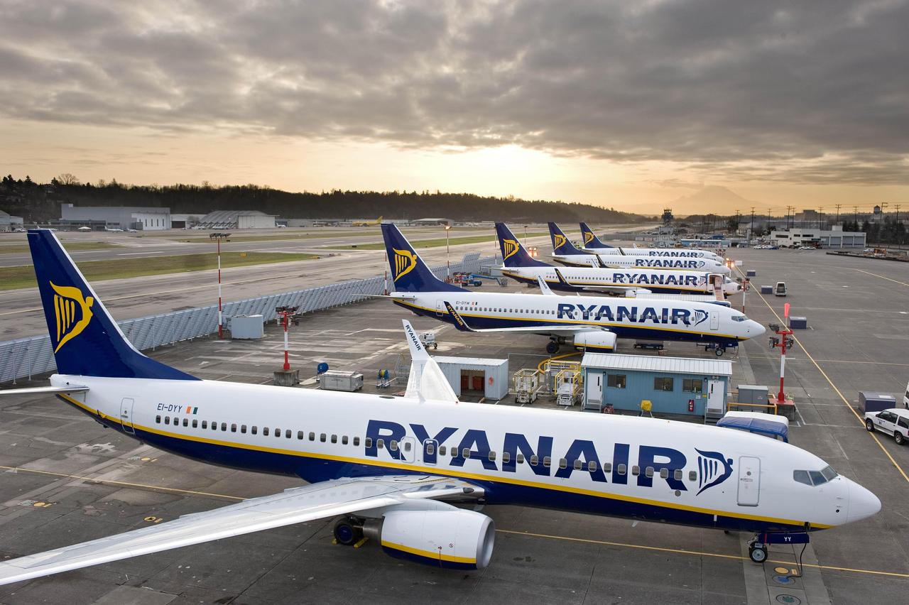 Полёты Ryanair в Испании могут столкнуться с перебоями до декабря из-за забастовок наземных служб компании Azul Handling. С 15 августа и до конца года протесты будут проходить каждую среду, пятницу, субботу и воскресенье — утром, днём и вечером. Под ударом рейсы в Барселону, Мадрид, Ибицу, Тенерифе и другие курорты. Ryanair заявляет, что не ожидает сбоев, но туристам стоит заранее проверять статус рейсов.