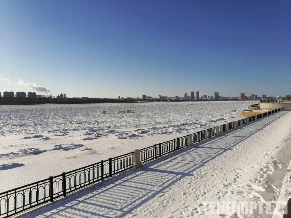 Понтонный мост через реку Амур начнут устанавливать в декабре Движение по понтонному на границе планируется запустить в январе следующего года В декабре начнется монтаж понтонного моста для обеспечения транспортного сообщения с Китаем До момента его ввода в эксплуатацию по реке будут курсировать суда на воздушной подушке Об этом сообщает министерство транспорта и дорожного хозяйства Амурской области Подробности