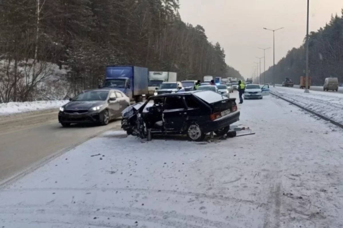 Самыми аварийными городами Урала стали Екатеринбург и Нижний Тагил  В Свердловской области по итогам 2024 года самыми аварийными городами по количеству смертельных ДТП стали Екатеринбург и Нижний Тагил. Об этом в эфире ОТВ сообщил главный государственный инспектор безопасности дорожного движения области Алексей Спиридонов.  Так, за год в Екатеринбурге в результате ДТП погиб 71 человек, в Нижнем Тагиле также наблюдается рост числа гибелей. Всего, по информации на 23 декабря, на территории Урала зафиксировано 2643 ДТП, в которых погибло 315 человек. Чаще всего ДТП происходили из-за несоблюдения скоростного режима и выезда на встречную полосу.  Кроме того, больше всего смертельных аварий в этом году происходило на трассе Екатеринбург — Тюмень, за ней следуют Екатеринбург — Шадринск — Курган и Екатеринбург — Пермь.  На ЕКАД случилась жёсткая авария с фурами и трактором.