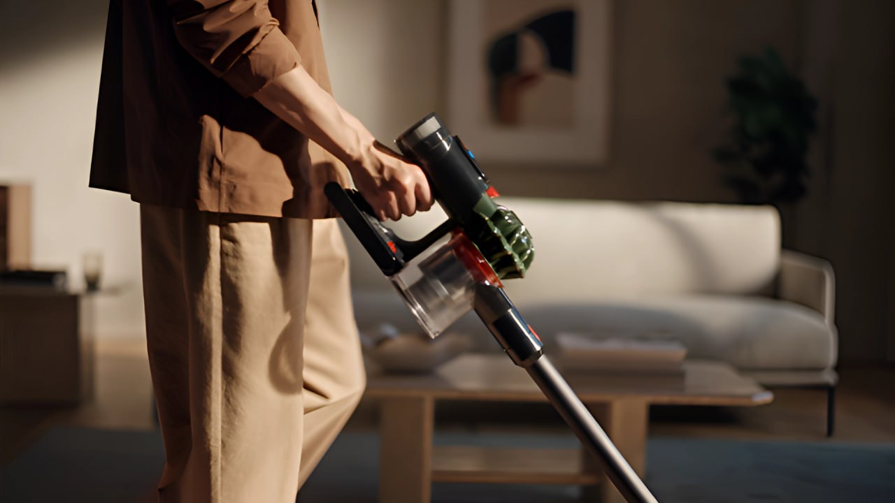 Dyson выпустила обновлённый флагманский пылесос V8 Cyclone Новинка получила увеличенную мощность всасывания улавливающий до 99 99 частиц фильтр и сменную конструкцию батарей при разрядке основного аккумулятора можно поставить другой Одной батареи хватает примерно на 60 минут Пылесос уже поступил в продажу в Китае по 2999 юаней 33 800 рублей rozetked me news 41124