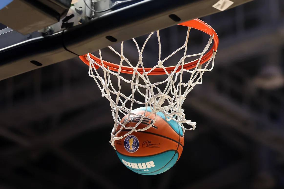 Баскетболисты Самары потерпели 15 е поражение подряд В среду 17 декабря в рамках Единой лиги ВТБ баскетболисты Самары сыграли очередной матч в сезоне 2025 2026 Соперником стал Енисей из Красноярска Встреча завершилась со счетом 72 94 в пользу гостей Самара проиграла во всех 15 матчах текущего сезона kommersant volga