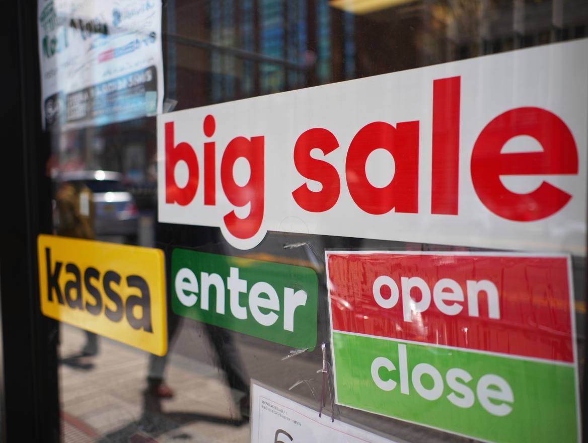 Все вывески и указатели в России должны быть на русском языке с марта 2026 Указатели открыто закрыто вход выход распродажа цена скидки касса должны быть обязательно на русском Можно дублировать на языках народов Российской Федерации и иностранные языки 1 марта 2026 вступает в силу закон о защите русского языка в публичном пространстве