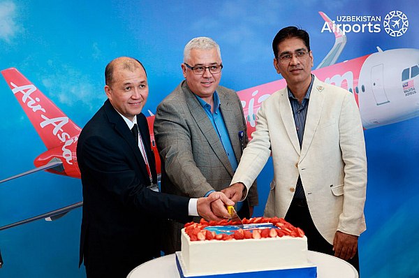 Авиакомпания AirAsia открыла прямые рейсы между Куала Лумпуром и Ташкентом 15 октября 2025 года в 17 40 в международном аэропорту Ташкента приземлился самолет первого рейса авиакомпании AirAsia по маршруту Куала Лумпур Ташкент Самолет с 218 пассажирами на борту по традиции встретили водной аркой а экипаж цветами Об этом сообщает AVIA RU со ссылкой на данные пресс службы Uzbekistan Airports Регистрация пассажиров на первый рейс также прошла в праздничной атмосфере Представители AirAsia и Uzbekistan Airports приняли участие в церемонии разрезания красной ленты и праздничного торта Для пассажиров было организовано выступление национального танцевального коллектива что придало мероприятию особый колорит и праздничное настроение aviaru net n288825