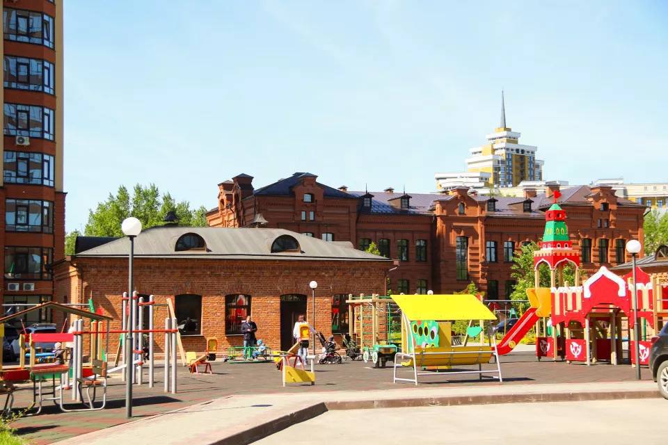 Старый дом управляющего «ликёрки» в Барнауле готовят к реставрации. Здание расположено на проспекте Сибирском, 43. Там редкий уцелевший фрагмент дореволюционной архитектуры, сохранившийся от бывшего ликеро-водочного завода. Вокруг этой территории с богатой и непростой судьбой в середине 2010-х уже выросли современные жилые дома, но часть исторической застройки ещё жива. Сейчас здание обслуживает военкомат — в нём располагается пункт по отбору контрактников. Однако в начале XX века всё выглядело иначе: в доме жил управляющий Казённого винного склада, находившегося в подчинении Министерства финансов Российской империи. Проект оценивается в более чем 4 миллиона рублей. Подписаться Прислать новость
