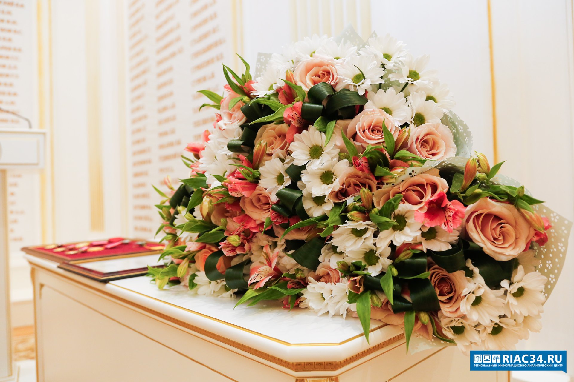 Президент Владимир Путин наградил пятерых волгоградцев За заслуги в сфере здравоохранения Медалью Луки Крымского награждены ассистент кафедры Волгоградского государственного медицинского университета Алексей Борисович Полуосьмак врач областного клинического онкологического диспансера Алексей Александрович Шабанов Медалью ордена За заслуги перед Отечеством I степени награждён директор Центра спортивной подготовки Олимп Алексей Александрович Петров Орденом За заслуги в культуре и искусстве отмечен заместитель начальника отдела Центра документации новейшей истории Волгоградской области Борис Григорьевич Усик Почётного звания Заслуженный работник местного самоуправления удостоена управляющая делами администрации Еланского района Татьяна Николаевна Богатырёва Присоединяемся к поздравлениям Подписывайтесь на тот самый легендарный РИАЦ