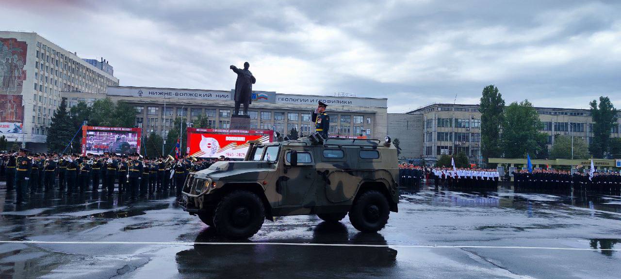 Прямую трансляцию Парада в честь Дня Победы в Саратове посмотрели около полумиллиона жителей Парад в честь Дня Победы прошёл на Театральной площади в Саратове. В торжественном прохождении войск Саратовского гарнизона, посвящённом 80-й годовщине Победы в Великой Отечественной войне, приняли участие офицеры, курсанты, студенты и школьники. Участников мероприятия поприветствовал губернатор области Роман Бусаргин. Парад начался с объезда войск, смотра парадных расчетов, приветствия подразделений и прохождения знаменной группы. В первый раз по Театральной площади прошла женская парадная коробка. Мероприятие завершилось концертной программой с участием сводного оркестра – почти сто музыкантов из пяти гарнизонов. Стоит отметить, что сегодняшняя прямая телевизионная трансляция прохождения войск прошла впервые за последние 10 лет. Она была организована на телеканале «Россия 24», которую посмотрели около полумиллиона зрителей. Запись доступна в аккаунте ГТРК "Саратов" и на интернет-канале 2ясадовая.рф. #80летПобеды