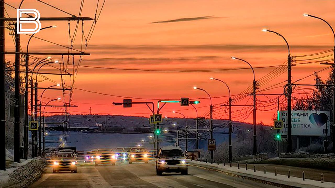 Мурманчане встретят солнце 11 января Близится к завершению полярная ночь Рассвет мурманчане встретят уже в это воскресенье Наблюдать восход солнца можно будет с горы Горелой начиная с 12 29 Об этом сообщили в Мурманском региональном отделении Астрономо геодезического объединения Напомним полярная ночь наступила в Мурманске 2 декабря За это время солнце не поднималось выше линии горизонта С 11 января световой день начнет постепенно увеличиваться Все самые важные новости Telegram MAX