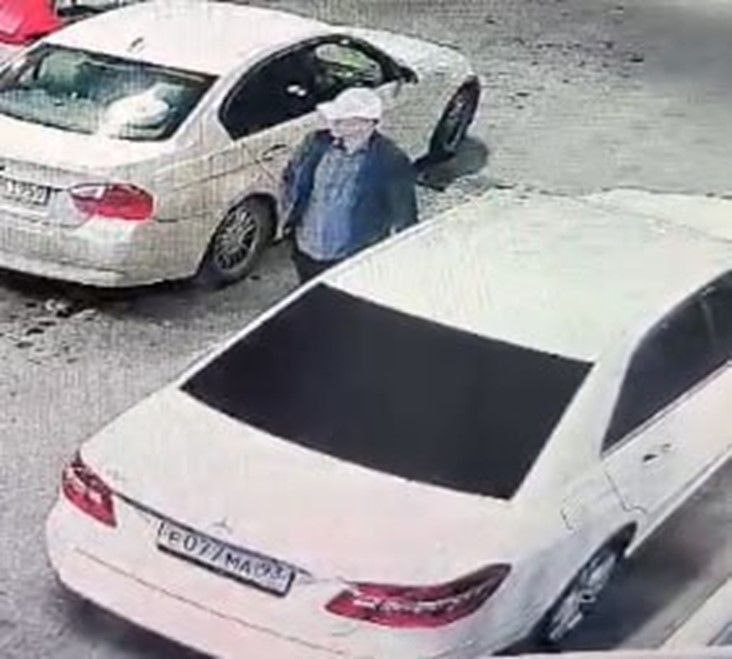 Причиной длительной задержки на КПП "Адлер" гражданина РФ и Абхазии, абхазского политического деятеля Адгура Ардзинба стало то, что он, лишенный водительских прав, управлял автомобилем. По данным СГБ, полученным от российской стороны, Ардзинба выезжал из республики ночью 20 апреля на Mercedes-Benz. Погранконтроль занял две минуты, но при оформлении машины выяснилось, что в январе этого года Адлерский суд лишил Ардзинба российских водительских прав за нарушение ПДД. Это стало основанием для дополнительной проверки, которая заняла полтора часа, после чего Адгур Ардзинба покинул пункт пропуска. Кроме того, что вместе с ним в машине был Инар Сичинава, который подозревается в незаконном обороте оружия и находится под подпиской о невыезде. "Российская сторона выразила надежду, что в дальнейшем политические деятели Республики Абхазия будут с уважением относиться к российским законам и правилам", — говорится в заявлении. В СГБ уточнили, что запрос к российским коллегам стал следствием обращения абхазских политических и общественных организаций.