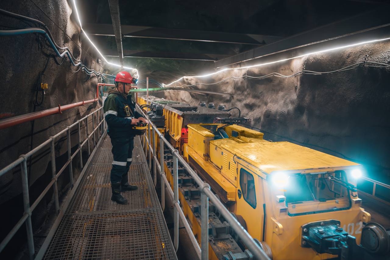 В канун Нового года Кировский рудник ГОК Апатит установил рекорд Свыше 25 млн тонн апатит нефелиновой руды за 2025 год максимальный показатель за всю историю старейшего рудника в Хибинах Подписаться Прислать новость