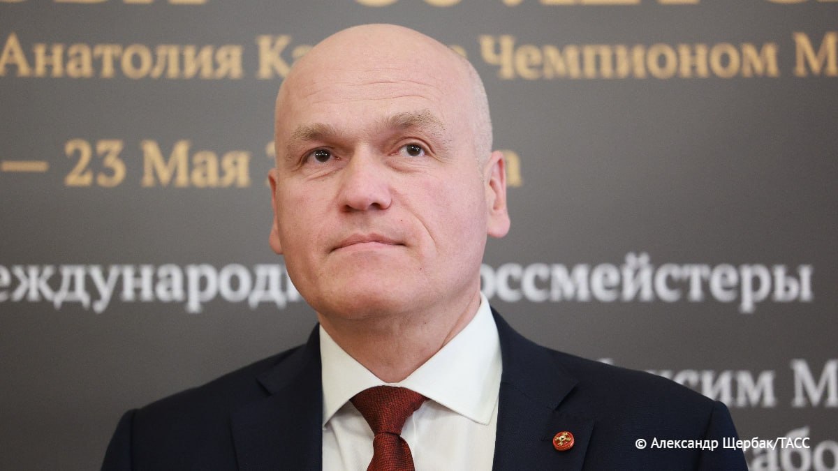 Победа юношеской сборной России на шахматной Олимпиаде войдет в книгу рекордов Гиннеса считает президент Федерации шахмат России Андрей Филатов Это первое командное золото российских шахматистов на Олимпиаде после недавнего снятия рестрикций У нас подросла плеяда выдающихся гроссмейстеров которые войдут в Книгу рекордов Гиннесса как самая молодая команда гроссмейстеров Такого не было никогда ни у одной страны сказал он ТАСС Подпишись на ТАСС Спорт