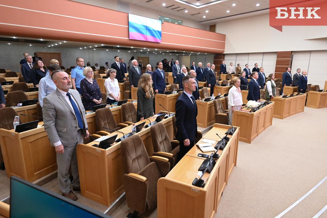 Госсовет Коми наделил главу республики полномочиями предлагать кандидатов в мэры  Избирать руководителей муниципалитетов будут по-прежнему советы депутатов. Новую схему начнут применять только после того, как закончатся полномочия у действующих мэров и руководителей районных администраций.