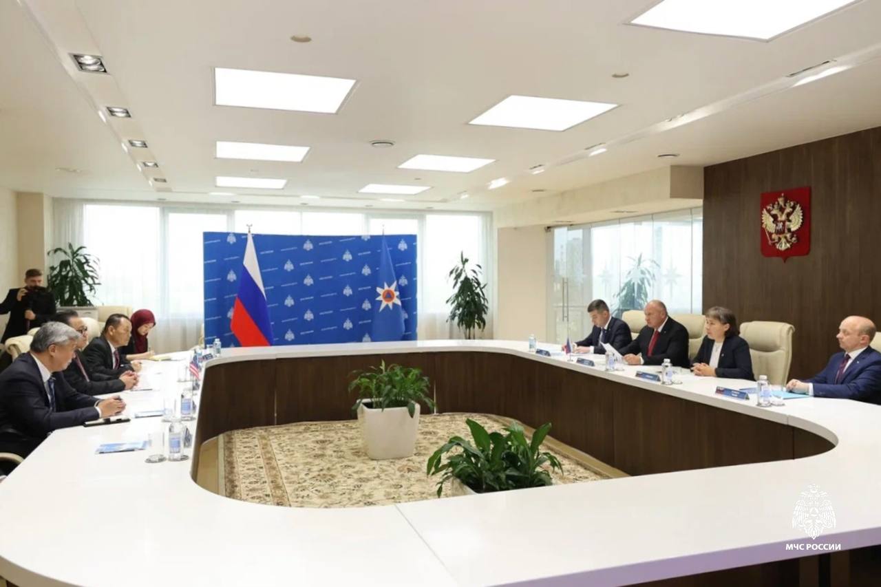 МЧС России примет участие в совместных учениях с коллегами из Малайзии В Москве глава МЧС России Александр Куренков обсудил перспективы партнерства с заместителем Председателя Сената Парламента Малайзии Дат Нур Джазланом Бин Мохамедом. «Сегодня сотрудничество между чрезвычайными службами России и Малайзии выходит на новый уровень, что соответствует общей положительной динамике развития отношений наших стран», - отметил Александр Куренков. Специалисты МЧС России и Национального агентства Малайзии по управлению в чрезвычайных ситуациях постоянно обмениваются опытом как в двустороннем формате, так и на ведущих международных площадках. Хорошим примером сотрудничества лидер российского ведомства назвал участие представителей малайзийского спасательного отряда «СМАРТ» в экспедиционных мероприятиях учений «Безопасная Арктика – 2025» в Архангельске в январе текущего года. «В настоящее время проводится подготовка к подписанию меморандума о взаимопонимании в области предупреждения и ликвидации чрезвычайных ситуаций, который Россия и Малайзия планируют заключить на уровне правительств», - рассказал о перспективах Александр Куренков. В следующем месяце делегация МЧС России во главе с Александром Куренковым посетит Малайзию. В планах – обсуждение с иностранными коллегами ряда вопросов и сохранение фокуса на практической составляющей совместной работы. «В рамках предстоящего визита мы планируем проведение совместных российско-малайзийских учений поисково-спасательных отрядов, - анонсировал Александр Куренков. - Несомненно, наши страны располагают значительным потенциалом развития сотрудничества в сфере предупреждения и ликвидации чрезвычайных ситуаций и готовы оказывать друг другу необходимую помощь и поддержку».