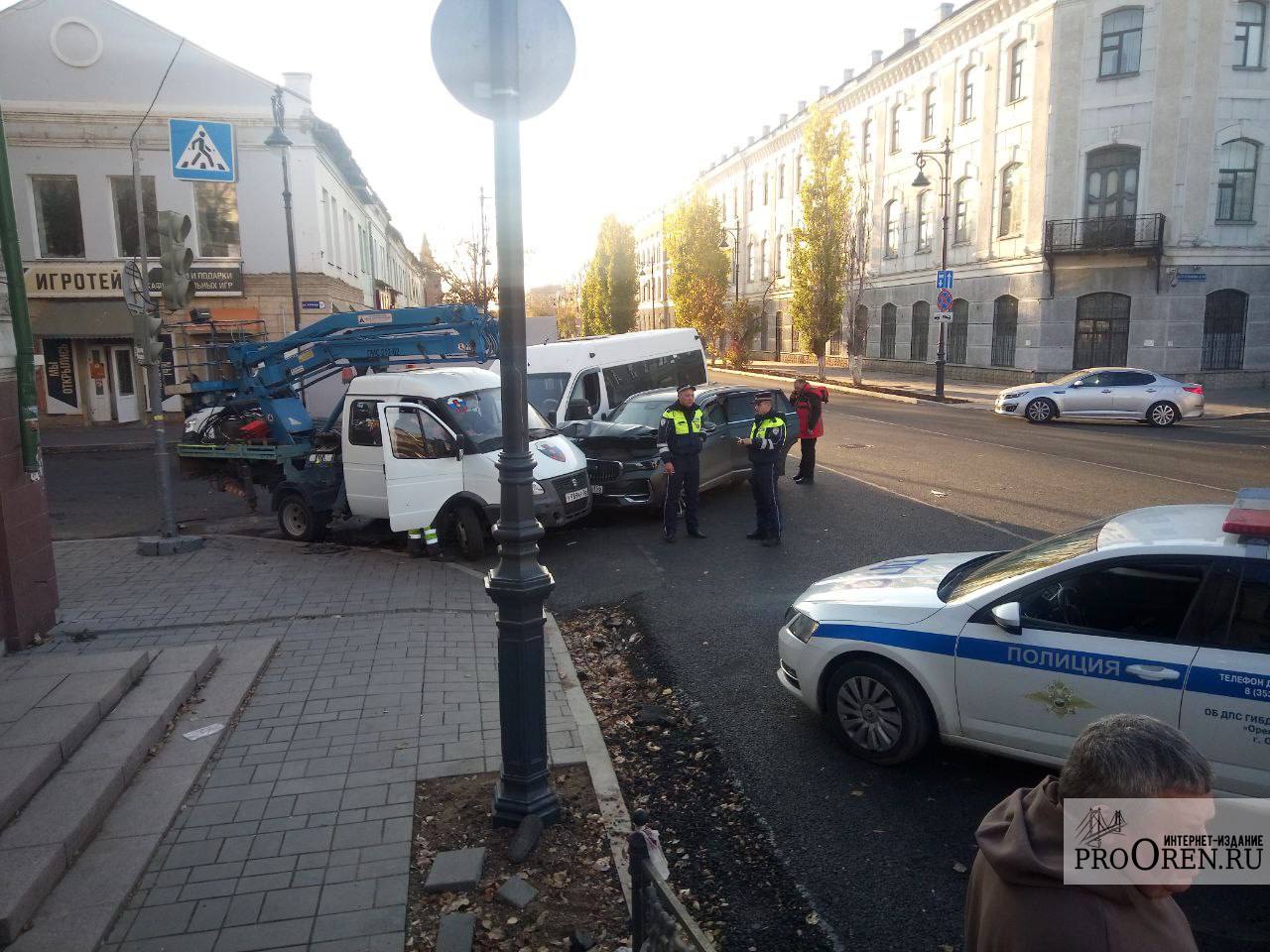 В Оренбурге на перекрестке улиц Кирова и 9 Января столкнулись три машины. На месте уже работают инспекторы