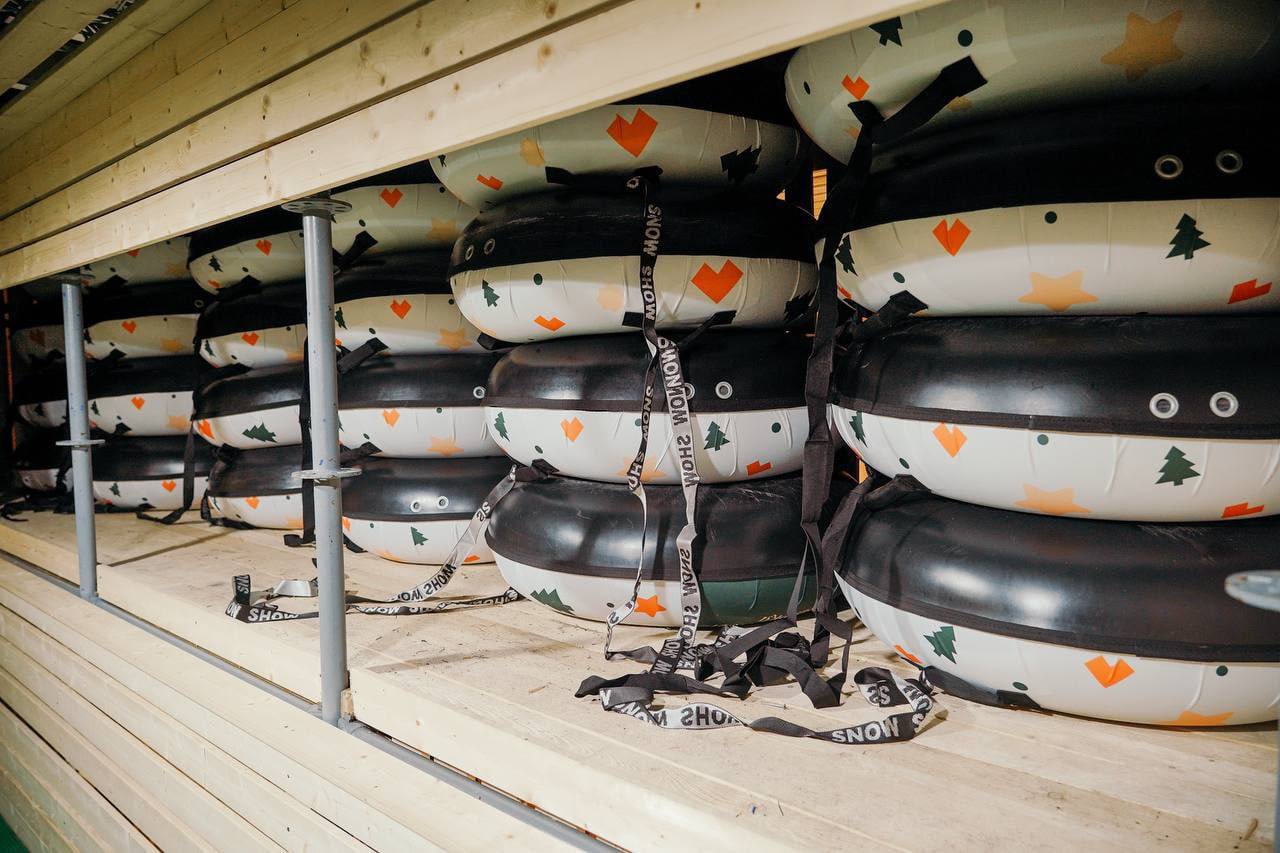 Бесплатная тюбинговая горка открылась на Дворцовой площади Кататься можно до 11 января с 12 00 до 20 00