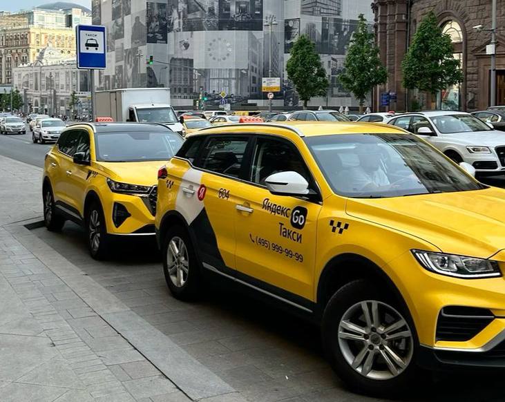 Российские такси сталкиваются с проблемами качества китайских автомобилей Согласно публикации в издании "Коммерсантъ", российские таксопарки выражают озабоченность по поводу качества китайских автомобилей. В 2024 году наблюдается двукратный рост количества ремонтов такси, причем наиболее часто в сервисные центры обращаются как относительно новые автомобили китайских марок, так и привычные для российского рынка модели с большим пробегом. Данная ситуация приводит к увеличению времени простоя транспортных средств и росту себестоимости перевозок. Представители рынка отмечают, что у большинства автомобилей китайского производства при пробеге в 100-150 тысяч километров возникают существенные проблемы. Россия Сегодня
