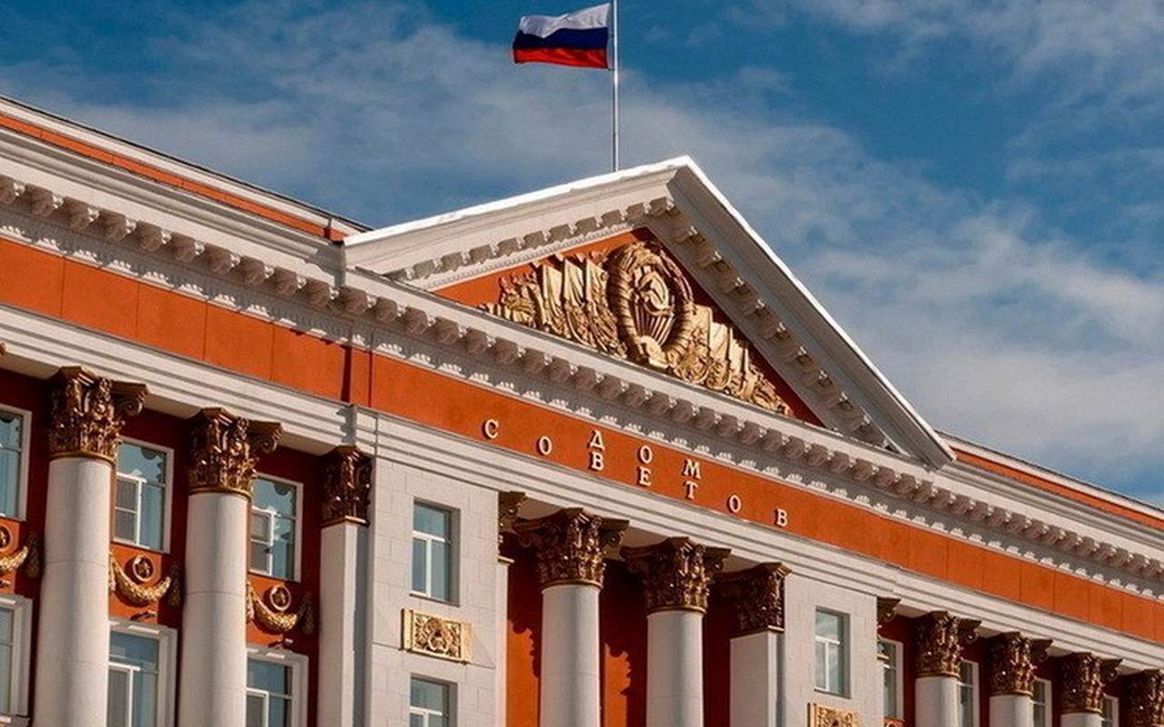 Врио курского министра природных ресурсов области стал Максим Левин из Нижегородской области  В правительстве Курской области произошли кадровые перестановки: исполняющим обязанности министра природных ресурсов региона назначен Максим Левин. Об этом сообщил губернатор Александр Хинштейн на оперативном совещании 4 августа.  Левин приехал в Курскую область из Нижегородской области, где ранее возглавлял государственное бюджетное учреждение «Экология региона». Помимо этого, он занимал различные должности в органах исполнительной власти и работе в сфере охраны окружающей среды, в том числе руководил территориальным управлением Росприроднадзора по Ивановской области.  Левин родился в 1980 году в городе Тейково, окончил Ивановский государственный химико-технологический университет по специальности «Рациональное использование природных ресурсов и охрана окружающей среды». С 2002 по 2014 годы он работал в администрации Ивановской области, где курировал вопросы экологии и природоохранной деятельности.  До недавнего времени пост врио министра природных ресурсов Курской области занимал Александр Володько.