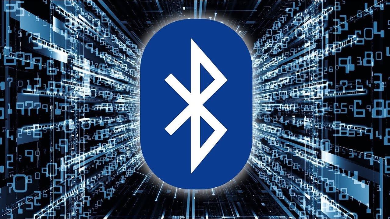 Представлен безопасный Bluetooth 6.1 Основное изменение – закрыта уязвимость Resolvable Private Addresses RPA , существовавшей более десяти лет. Сейчас RPA-адреса обновляются раз в 15 минут, и предсказуемость вместе с простотой генерации адреса позволяет злоумышленникам отслеживать беспроводные устройства и связывать их с конкретным человеком. В Bluetooth 6.1 адреса меняются в случайное время от 8 до 15 минут, разработчики могут задать свое время от 1 минуты до часа. Также генерация адресов переведена на алгоритм NIST, что усложнит попытки связать устройство с конкретным пользователем. За генерацию теперь отвечает сам Bluetooth-контроллер, без участия CPU, что улучшит энергоэффективность. Bluetooth SIG уже опубликовала полную документацию, но до выхода первых устройств с протоколом 6.1 пройдет еще минимум год. Мой Компьютер