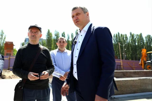 Символ город – фонтан «40 лет Победы» в Самаре откроют в конце августа после масштабной реконструкции Мэр Иван Носков подчеркнул, что фонтан также является символом вклада самарцев в Победу как на фронте, так и в тылу. «Объект непростой с точки зрения реконструкции. Наша задача – не просто его модернизировать, но и сохранить уникальность, дух времени, в которое он был построен, – заявил градоначальник, – после реконструкции станет современным и высокотехнологичным».