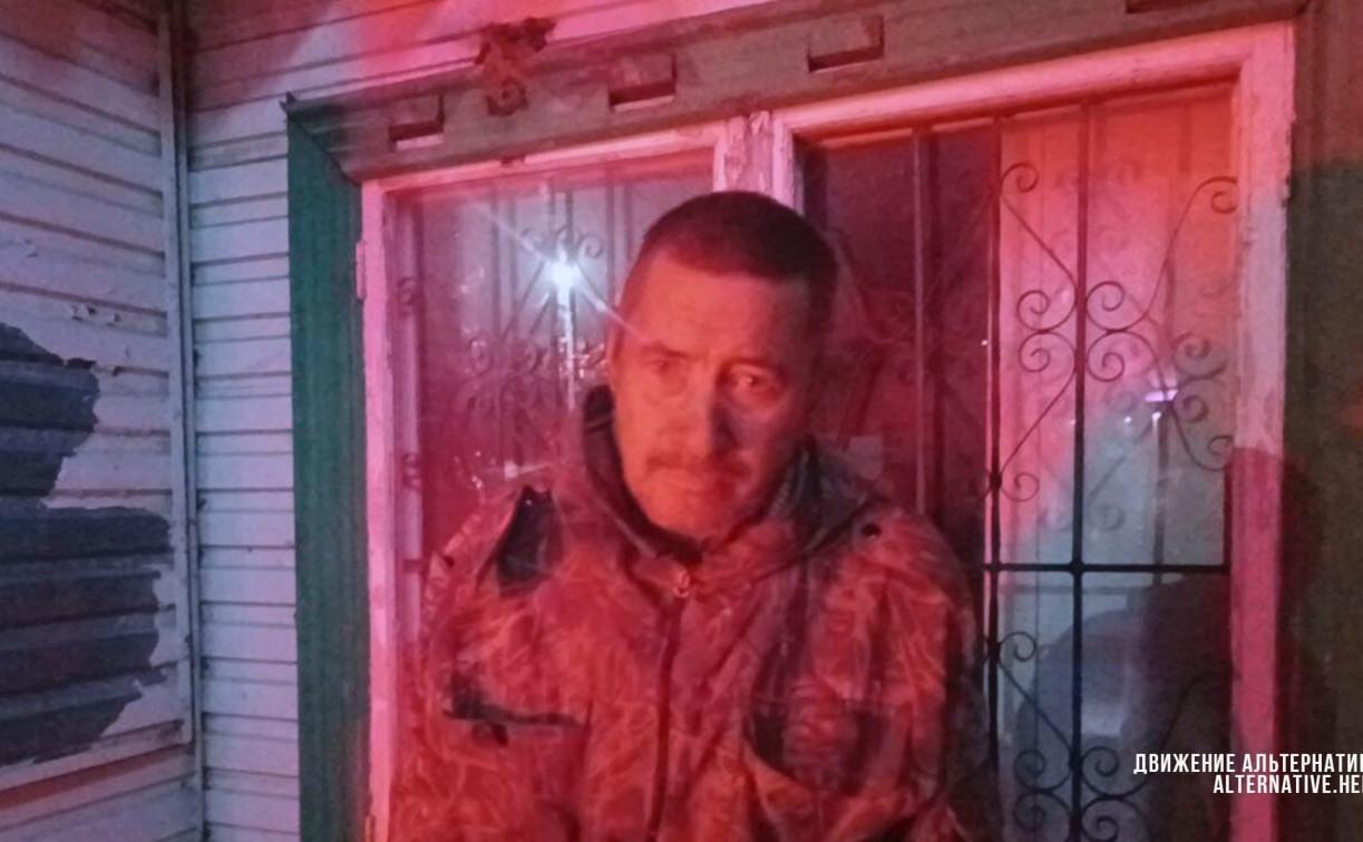 В цыганском таборе под Веневом волонтеры нашли пропавшего жителя Курска 61 летний Игорь Латышев из Курска пропал в начале августа Родственники мужчины сразу же написали заявление в полицию а пару недель спустя уголовное дело закрыли Стражи порядка отрапортовали что пропавший мужчина по доброй воле работает на уборке картошки в Тульской области И даже прислали его фотографию мол жив здоров Родственники Игоря Анатольевича в эту историю не поверили так как у мужчины имелись проблемы со здоровьем и подобные нагрузки просто могли его убить После этого люди обратились за помощью в Альтернативу волонтерское движение которое освобождает людей из рабства ЧИТАТЬ ПОЛНОСТЬЮ