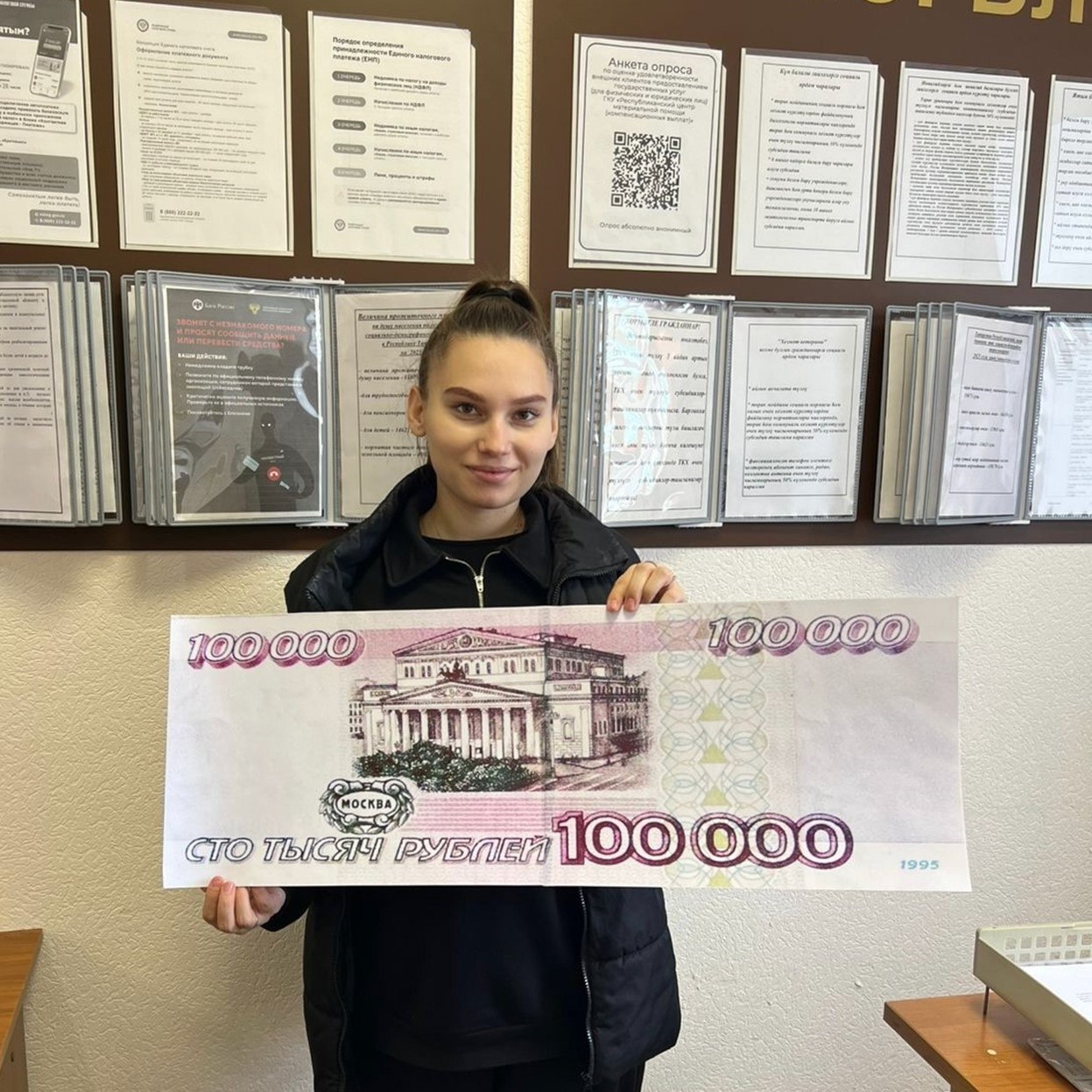 В Татарстане продолжается прием заявлений для оформления новой республиканской меры социальной поддержки Напомним решением Раиса республики Рустама Минниханова для женщин обучающихся по очной форме и состоящих на учете по беременности в рамках нацпроекта Семья установлена единовременная выплата в размере 100 тысяч рублей Право на ее получение предоставляется при соблюдении следующих условий гражданство Российской Федерации постоянное место жительства в Республике Татарстан очное обучение в образовательном учреждении на территории Республики Татарстан постановка на учет по беременности с 1 января 2025 года Заявление можно подать в отделение Республиканского центра материальной помощи по месту жительства начиная с 12 недели беременности но не позднее даты родов На сегодняшний день за выплатой обратились 63 жительницы нашей республики