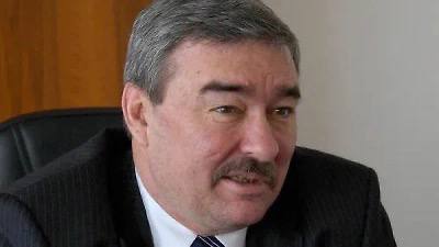 Олигарх Пётр Кондрашев заочно арестован по делу о мошенничестве. Такое решение сегодня вынес Савёловский районный суд Москвы. Как ранее сообщала «База», бывшего владельца Соликамского магниевого завода подозревают в мошенничестве в особо крупном размере и фальсификации доказательств по гражданскому делу. Некоторое время назад Пётр Кондрашев был объявлен в розыск. Вместе с ним по делу проходят ещё один бывший акционер завода Игорь Пестриков он также находится в розыске и другие неустановленные лица. Предварительно, уголовные дела могут быть связаны с акциями магниевого завода. Ранее суды взыскали основную часть акций Соликамского магниевого завода в пользу РФ и признали приватизацию предприятия незаконной. Тогда ответчиками стали крупнейшие собственники завода: Сергей Кирпичёв 15,45% , Пётр Кондрашев 24% , Тимур Старостин 25% и Игорь Пестриков 25% . Как следует из решения Арбитражного суда Пермского края, Пестриков покупал акции в интересах Петра Кондрашева. Сам Пётр Кондрашев является налоговым резидентом Австрии и проживает в Вене. Теперь следствие может запросить у Австрии экстрадицию олигарха. Подписывайтесь, это Baza