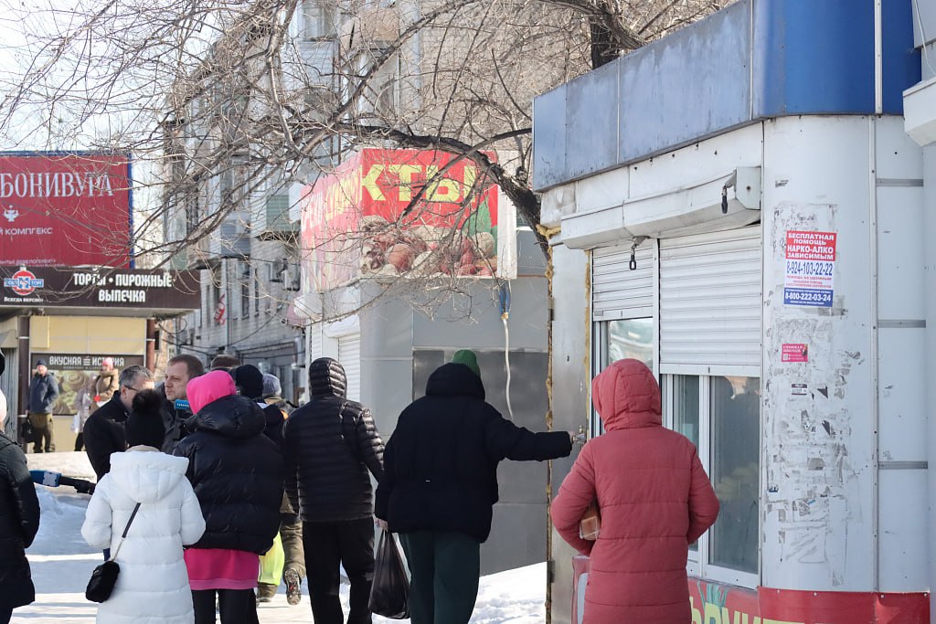 В Хабаровске благоустроят торговые павильоны и уберут несанкционированную рекламу  Сотрудники городской администрации проинспектировали гостевой маршрут Хабаровска, пролегающий от аэропорта до Комсомольской площади. В ходе объезда комиссия зафиксировала следующие замечания: неопрятные торговые павильоны, стихийная реклама, облезлая краска и перила, а также выцветшие баннеры и вывески.  Руководители профильных отделов намерены встретиться с владельцами ларьков уже в ближайшее время, чтобы решить вопрос о приведении строений в надлежащий вид.  «Есть определенные правила, требования к оформлению фасадов зданий, входных узлов, размещению рекламы, вывески – все это необходимо, конечно, соблюдать, если мы добиваемся того, чтобы Хабаровск был светлым, красивым и привлекательным для наших гостей», – отметила начальник управления торговли, питания и бытового обслуживания администрации города Светлана Поздеева.  Привести гостевой маршрут в порядок власти планируют в течение апреля. Контрольные объезды его состояния комиссия будет совершать еженедельно.    Будь в курсе событий.