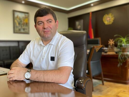 Суд в Армении арестовал главы общины Масис Давида Амбарцумяна члена Республиканской партии и кандидата в премьеры в рамках процесса импичмента Против республиканца еще в 2018 году после бархатной революции завели дело по нескольким статьям Тогда во время акций протеста под руководством нынешнего премьера Амбарцумян с группой лиц применили насилие в отношении демонстрантов В 2019 г часть обвинений сняли оставили эпизод связанных с хулиганством путем угрозы применения оружия Однако вместо арест суд ограничился залогом Как сообщил в соцсетях адвокат Тигран Атанесян столичный суд теперь осудил политика на 6 лет и 3 месяца тюрьмы и вынес решение об аресте SputnikARM