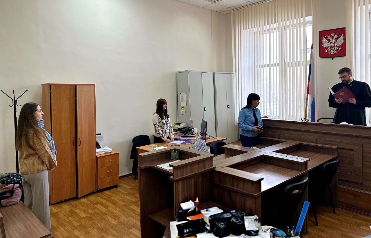 Бывший сотрудник банка украла у работодателя и клиентов более 7 млн рублей Ленинский районный суд г Нижнего Тагила вынесен обвинительный приговор по многоэпизодному уголовному делу в отношении бывшего банковского сотрудника Марина Захарова работала главным финансовым специалистом ООО ХКФ Банк впоследствии присоединенного к ПАО Совкомбанк и ведущим финансовым экспертом ПАО Совкомбанк В период с ноября 2023 года по январь 2025 года она злоупотребляя своим служебным положением и доступом к банковским системам UFO Homer и ФФЛ развернула масштабную преступную схему Под предлогом рефинансирования улучшения условий или оформления вклада она вступала в контакт с клиентами Используя социальную инженерию получала от них коды подтверждения а затем действуя от их имени но в своих корыстных интересах заключала фиктивные кредитные договоры или меняла контактные данные на свои номера телефонов Владея банковскими программами подсудимая втайне от реальных клиентов выпускала на их имена дополнительные банковские карты переводила крупные суммы между счетами а затем как обычная клиентка снимала наличные через банкоматы или оплачивала покупки В её портфеле оказались средства как самого банка выданные по мошенническим кредитам так и личные сбережения граждан доверивших банку свои деньги Общий ущерб причиненный финансовым организациям ООО ХКФ Банк и ПАО Совкомбанк и ряду граждан вкладчиков составил более 7 миллионов рублей Часть ущерба на значительную сумму была добровольно возмещена подсудимой еще до суда   Суд тщательно изучив все материалы дела признал Марину Захарову виновной в кражу денежных средств в крупном и особо крупном размерах с банковских счетов п б ч 4 ст 158 п п в г ч 3 ст 158 УК РФ Приговором Ленинского районного суда г Нижний Тагила ей назначено наказание в виде 2 лет колонии общего режима Осужденная взята под стражу в зале суда Приговор в законную силу не вступил и может быть обжалован в апелляционном порядке в Свердловский областной суд в установленный законом срок Ленинский районный суд г Нижнего Тагила Ленинский районный суд Нижнего Тагила