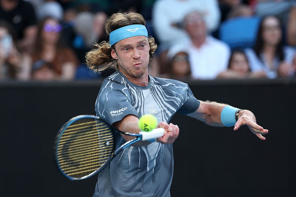 Рублев проиграл в третьем круге Australian Open Российский теннисист Андрей Рублев не смог выйти в четвертый круг Australian Open первого в сезоне турнира Большого шлема В третьем круге 28 летний россиянин 13 й сеяный уступил аргентинцу Франсиско Серундоло 21 й ракетке мира со счетом 3 6 6 7 4 7 3 6 В 1 8 финала Серундоло сыграет с победителем пары Александр Зверев Германия Кэмерон Норри Великобритания Рублев занимает 15 е место в мировом рейтинге второй из россиян на его счету 17 титулов ATP На Australian Open он трижды доходил до 1 4 финала 2021 2023 2024 В прошлом году россиянин уступил в Австралии в первом круге Getty Images Подписаться на РБК Спорт