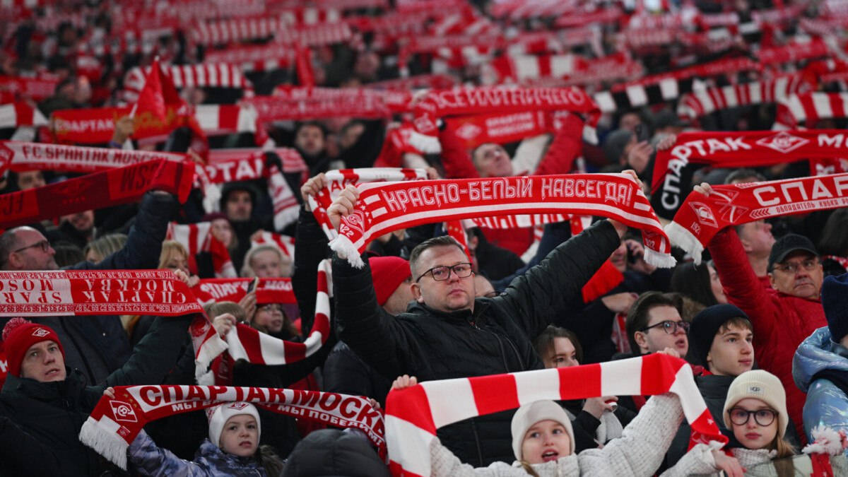 КДК РФС оштрафовал Спартак на 800 тыс из за драки фанатов ЦСКА оштрафован на 200 тыс Комментарий главы комитета Артура Григорьянца передаёт корреспондент Матч ТВ Присутствовали представители Спартака руководитель по безопасности юрист руководитель по работе с болельщиками Также присутствовали представители ЦСКА Ознакомились с решениями судебных органов в отношении зачинщиков рассмотрели видеоматериалы определяли принадлежность болельщика к клубу который был зачинщиком и установили что он был болельщиком ЦСКА Рассматривали и скандирование болельщиков Учитывая все обстоятельства дела Наказание следующее Спартак за необеспечение безопасности повлекшее нарушение зрителями общественного порядка которое поставило под угрозу безопасность лиц находящихся на стадионе а также неправомерные действия зрителей по совокупности оштрафовать Спартак на 800 тыс За скандирование ненормативной лексики и оскорбительных выражений зрителями оштрафовать Спартак на 200 тыс За неправомерные действия болельщика оштрафовать ЦСКА на 200 тыс за скандирование ненормативных выражений штраф 20 тыс news matchtv РИА Новости Алексей Филиппов