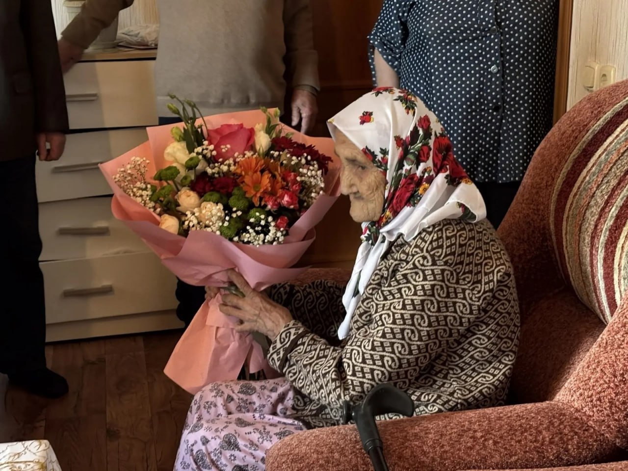 Жительнице Башкирии исполнилось 104 года Миннигаян Абдулнагимовна уроженка Благоварского района родилась и выросла в большой семье Еще в детстве пришлось столкнуться с жизненными трудностями Мама трагически погибла а отца раскулачили забрали все хозяйство дом и надворные постройки Семья переехала в землянку в которой прожили 10 лет Юность долгожительницы пришлась на суровые годы Великой Отечественной войны Она работала грузчиком на элеваторе изготавливала торф для топки печей трудилась и на железной дороге прокладывала пути В 25 лет вышла замуж родила троих детей двух сыновей и дочь Сейчас все они живут рядом с мамой в Чишмах окружена заботой внуков и правнуков Поздравляем   Башинформ UFA RB Подписаться Прислать новость Подпишитесь на нас в МАХ