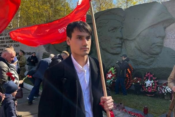 Депутат Апостолевский, которого утром задержали на Московском вокзале,  рассказал, что дело якобы в посте от 2017 года.  «Я вообще ничего такого не размещаю, ни про экстремизм, ни про Навального . Мне материалы дела еще не дали. Уверен, на самом деле это связано с предвыборной  губернаторской. — Прим. ред.  кампанией. А также с нашей принципиальной позицией по всем вопросам — и про завод, и про мусорную реформу, и про полигоны. Думаете, мне так просто намотали 2017 год?», — рассказал он корреспонденту 47news.   Разговор депутата с журналистом прервали сотрудники полиции. Они попросили Апостолевского вернуться к следственным мероприятиям.   Внесен в перечень террористов и экстремистов Росфинмониторинга