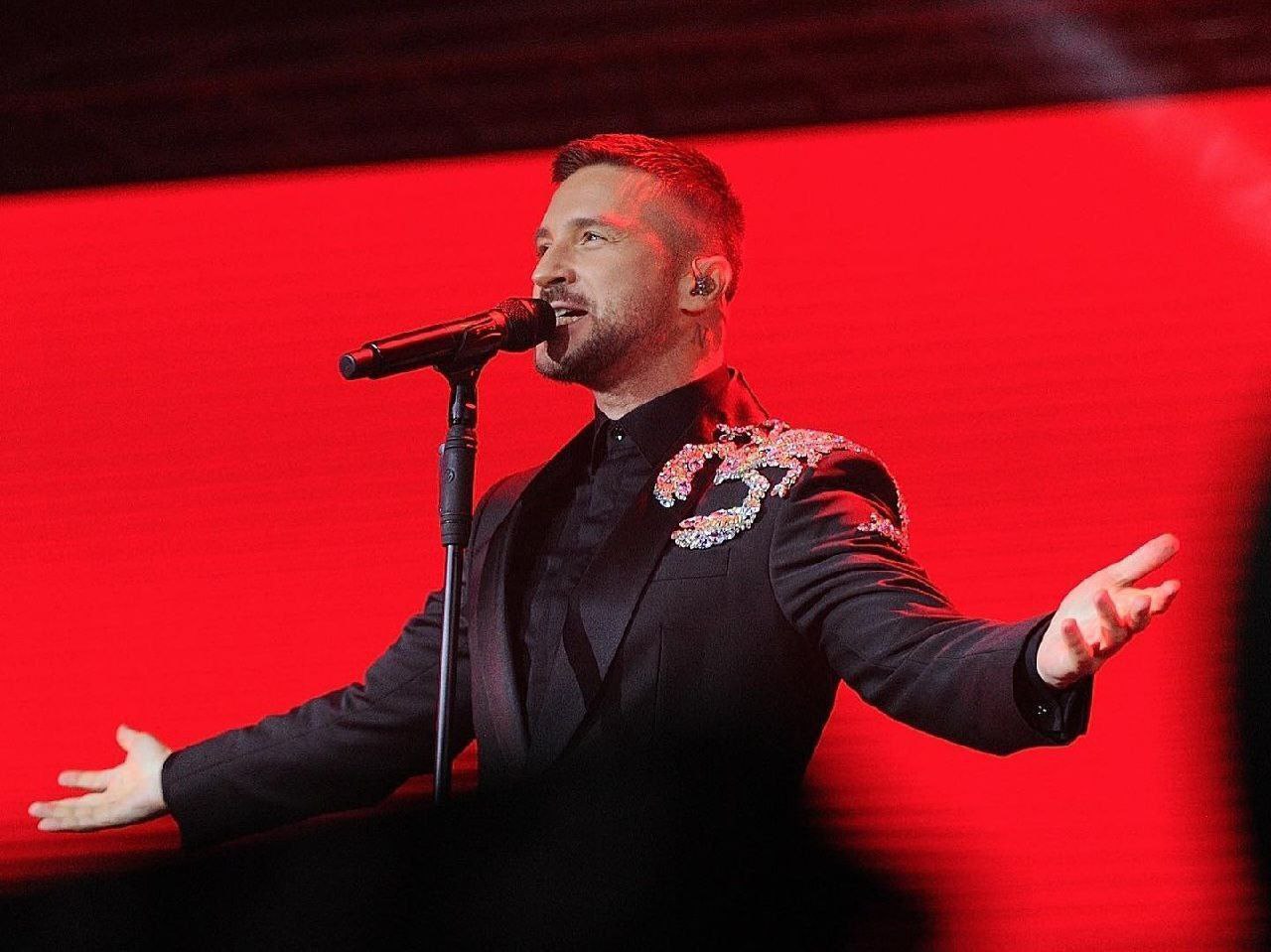 Омичи раскупили почти все билеты на концерт Сергея Лазарева Напомним певец впервые выступит на G Drive Арене в это воскресенье 2 ноября с новой концертной программой Шоумен Зрители услышат любимые хиты В самое сердце Твоя любовь это так красиво Это всё она Я не боюсь и многие другие В партере уже остались единичные места билеты на трибунах от 2500 до 7000 и две ложи по 100 тыс Напомним накануне вечером другой известный певец Егор Крид объявил об отмене сегодняшнего концерта в Омске объяснив это болезнью Фото из соцсетей артиста 16