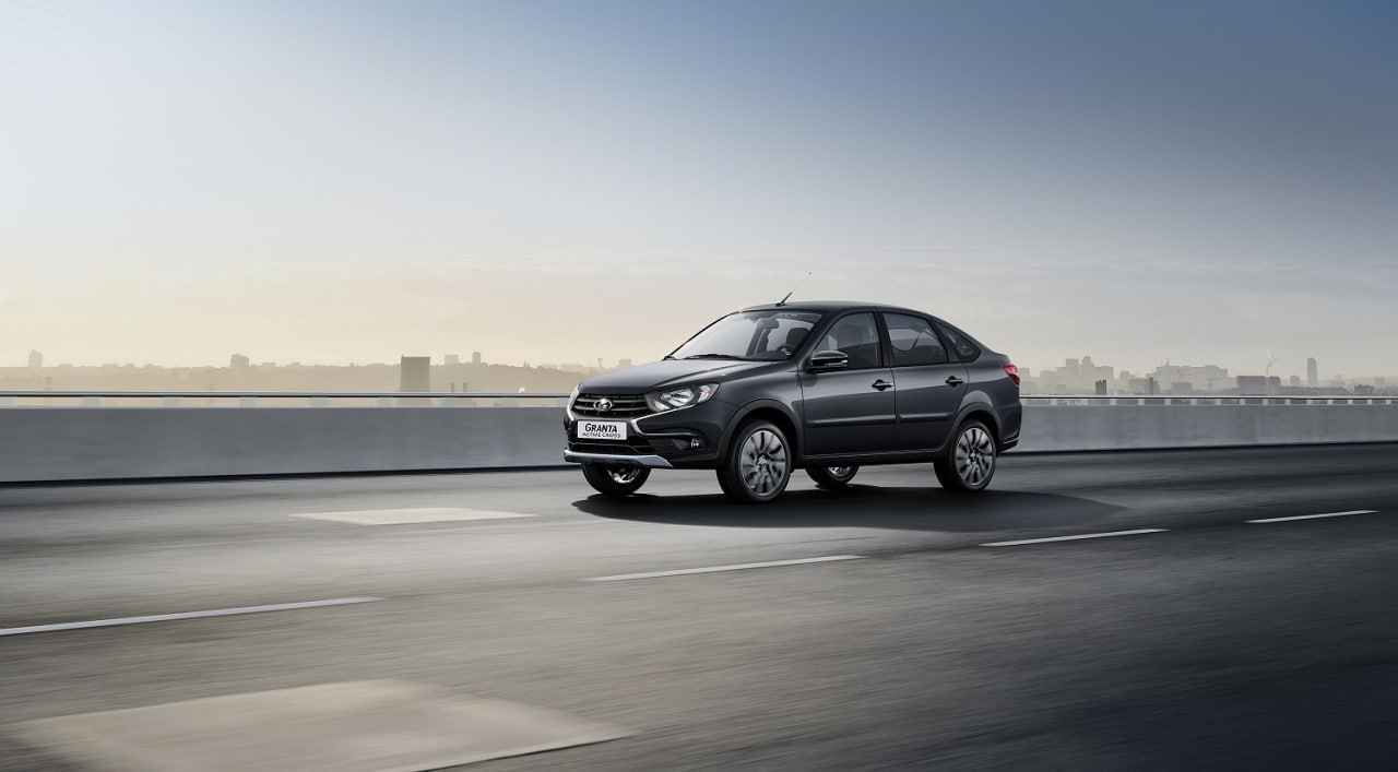 Стартовали продажи новой модели Lada Granta – Active Cross У нее увеличенный дорожный просвет и контрастный обвес кузова. Машина представлена в двух вариантах – с 8 и 16-клапанными двигателями 90 и 106 лошадиных сил соответственно . На борту у Active Cross стоит механическая коробка передач.