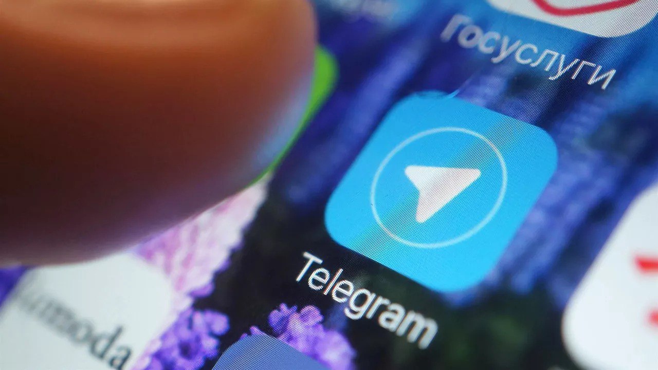 Telegram за день заблокировал более 500 тысяч групп и каналов Это рекорд с начала февраля Компания поясняет что с 2015 года модерация мессенджера основана на жалобах пользователей и машинном обучении а с начала 2024 года к ним добавились инструменты искусственного интеллекта К слову только в этом году было заблокировано 34 миллиона 913 тысяч 282 групп и каналов из них 207 772 сообщества связанных с терроризмом говорится в отчете Telegram Подписаться на truekpru Читать нас в MAX