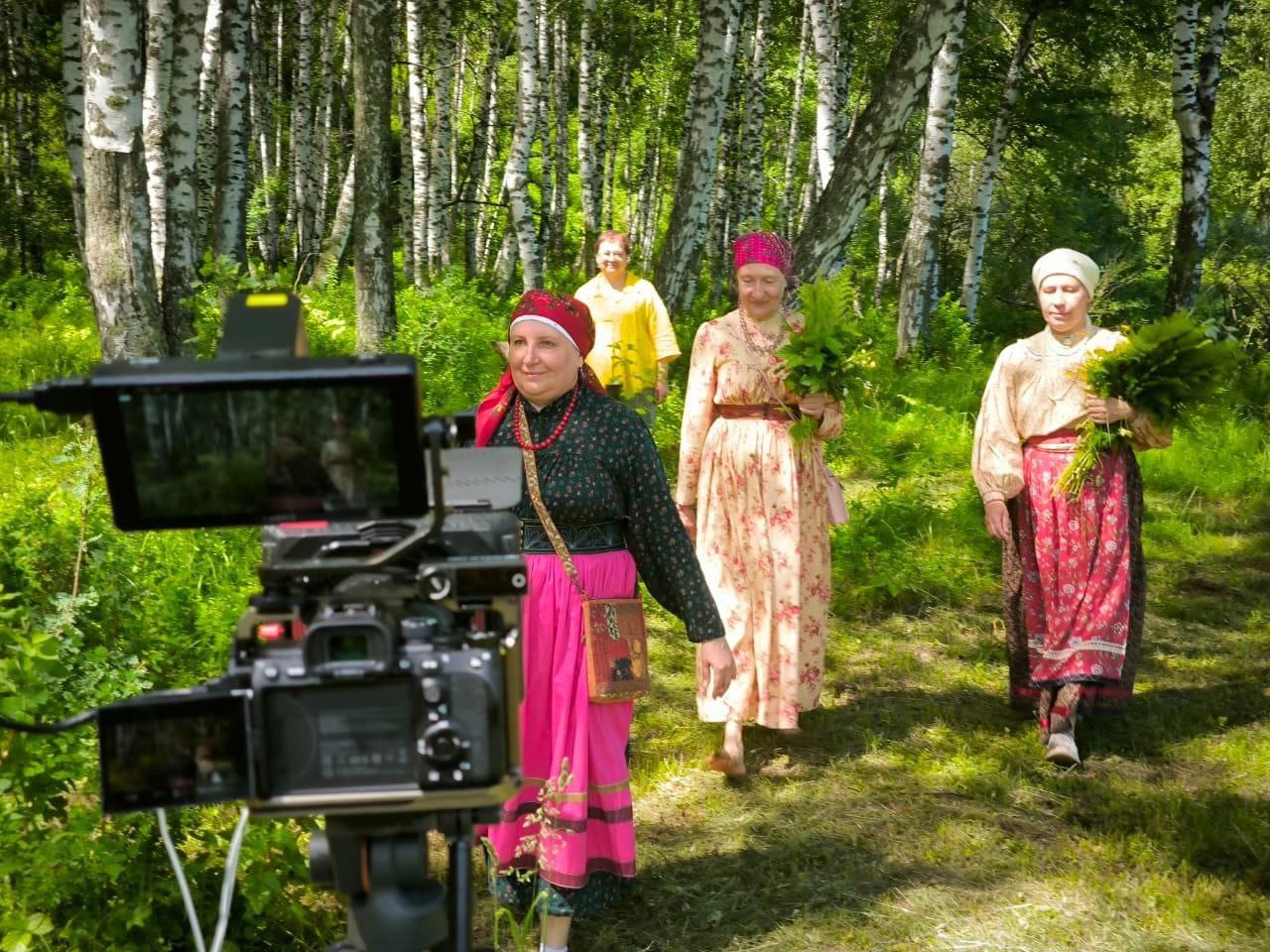 Этой осенью на телеканале Россия Культура состоялась премьера многосерийного документального фильма Русские Искусство быть В День народного единства беседуем с Анной Коряковцевой автором идеи и режиссером фильма членом Союза кинематографистов России Можно ли понять загадочную русскую душу Что объединяет русских живущих в мегаполисах и маленьких деревнях в Архангельске и на Кавказе на Западе страны и на её Дальнем Востоке Чтобы ответить на эти вопросы съёмочная группа проекта вместе с экспертами учеными этнографами Андреем Туторским и Александром Бугановым полтора года провела в экспедициях объездив разные уголки нашей большой Родины Результатом исследований стал четырёхсерийный фильм о том что означает быть русским всегда и сегодня Слушайте программу Нацвопрос с Маратом Сафаровым в 16 15 Наш канал в MAX