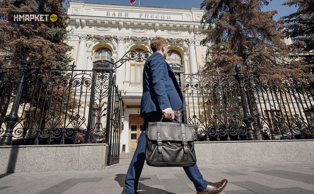 Россияне атаковали ЦБ жалобами на семейную ипотеку За I кв. 2025 года Банк России получил 4,6 тыс. жалоб на жилищное кредитование, это на 60% больше, чем за тот же период 2024-го. Основные претензии — к семейной программе, число обращений по ней выросло почти в семь раз. Чаще всего жалуются на комиссии для застройщиков, из-за которых дорожает жилье. Сбер и ВТБ в мае отменили этот механизм, после того как на проблему обратил внимание президент Владимир Путин. Но эксперты полагают, что рост цен, который успел произойти, необратим, т. к. застройщики заранее закладывали комиссию в проекты. Источник: Движение.ру #времясильных #PROновости