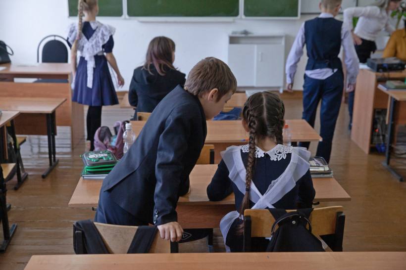 В амурских школах станет больше групп продленного дня С 1 сентября мальчишки и девчонки смогут посещать 233 группы продленного дня Сейчас таких групп 209 их посещают свыше 4 5 тысячи детей А к 2030 году в области планируется создать еще более 100 групп продленного дня Благодаря финансированию из областного бюджета с этого учебного года продленки для младшеклассников стали бесплатными Родители покрывают расходы лишь на питание за исключением льготных категорий к которым относятся многодетные семьи и семьи участников СВО ampravda