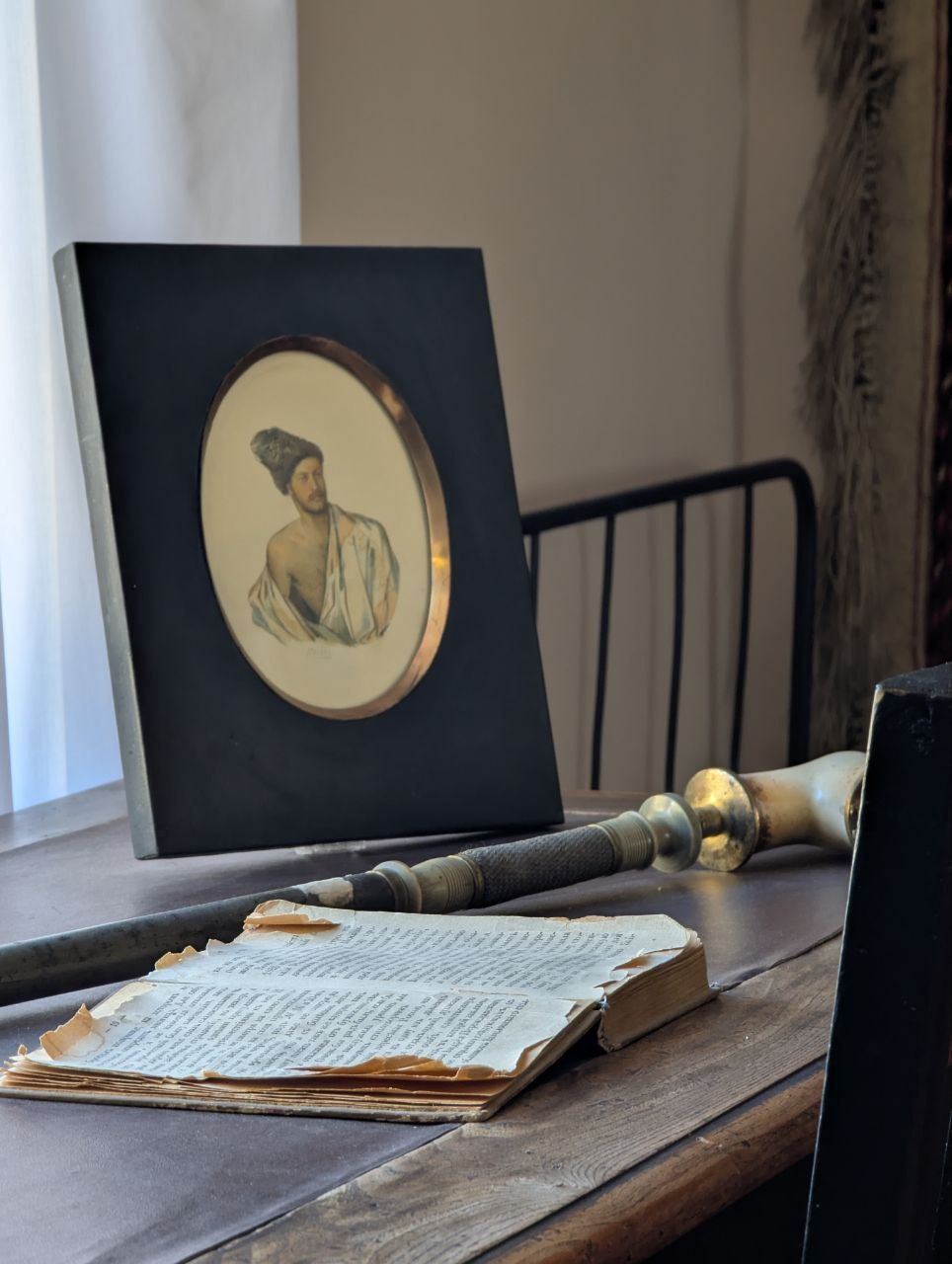 Туристическую деревню эпохи Лермонтова построят в Кисловодске Глава Кисловодска Евгений Моисеев сообщил что власти города намерены создать тематическое поселение возле Лермонтовской скалы которое позволит гостям ощутить атмосферу XIX столетия Согласно проекту будут построены традиционные каменные дома и мазанки без современных элементов декора и покрытия дорог Поселение оборудуют торговыми лавками и несколькими гостевыми номерами предназначенными для ночлега туристов желающих погрузиться в исторический колорит эпохи описанный Михаилом Лермонтовым в знаменитом романе Герой нашего времени Начало строительных работ запланировано на этот год Новое пространство должно отразить атмосферу времен вдохновивших писателя на создание классического романа русской литературы Подпишись это Кавказ Сегодня