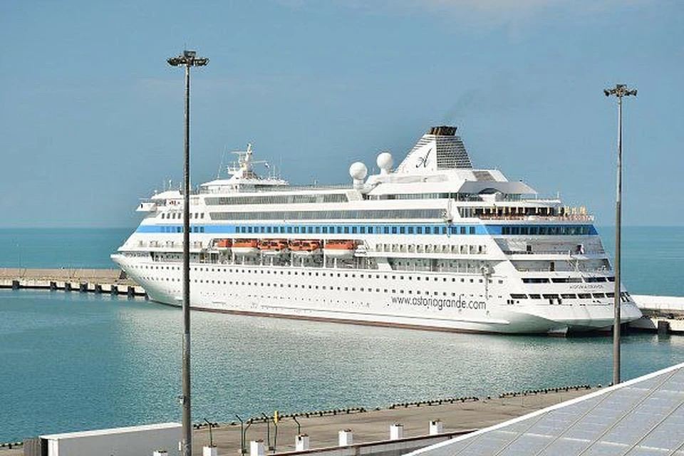 Российский лайнер застрял у Стамбула Что известно Круизный Astoria Grande пришел к Стамбулу еще ночью На борту больше 600 россиян Высадка планировалась на 10 00 но порт так и не дал разрешение на швартовку Лайнер стоит на рейде без объяснений от турецкой стороны История не новая в начале ноября турецкий паром Seabridge не пустили в Сочи и он вернулся обратно Тогда говорили о проблемах инфраструктуры Теперь зеркальная ситуация только уже у турецкого берега Пассажиры ждут Что происходит неизвестно Подписаться на kpkuban Читать нас в MAX
