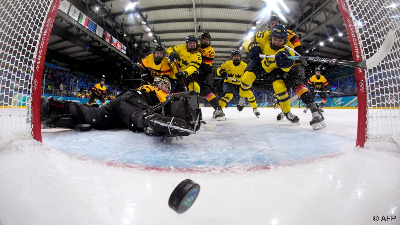 Немки отказали шведкам в просьбе воспользоваться туалетом в их раздевалке Необычный инцидент на хоккейном матче накануне открытия Олимпиады Как пишет издание Expressen женская сборная Швеции обнаружила в первом перерыве их матча против сборной ФРГ что их туалет в раздевалке затопило Несколько игроков шведской сборной зашли в раздевалку немок и попросили воспользоваться их уборной на что получили решительный отказ Хоккеисткам пришлось идти на другую сторону катка в свою тренировочную раздевалку Они отказали пустить нас в туалет И в итоге поплатились за это Честно говоря это нас немного разозлило сказала форвард сборной Швеции Лина Люнгблом забросившая немкам шайбу во втором периоде До конца встречи в их ворота шайбы влетали еще дважды матч закончился со счетом 4 1 а туалет в шведской раздевалке починили к началу третьего периода Команды играли на арене Ро Фьера в Милане это не полноценный хоккейный стадион а временное сооружение внутри большого выставочного павильона Зимняя Олимпиада 2026 года пройдет с 6 по 22 февраля в Милане и альпийском курорте Кортина д Ампеццо Церемония официального открытия состоится 6 февраля на стадионе Сан Сиро в Милане в 20 00 по среднеевропейскому времени dwglavnoe