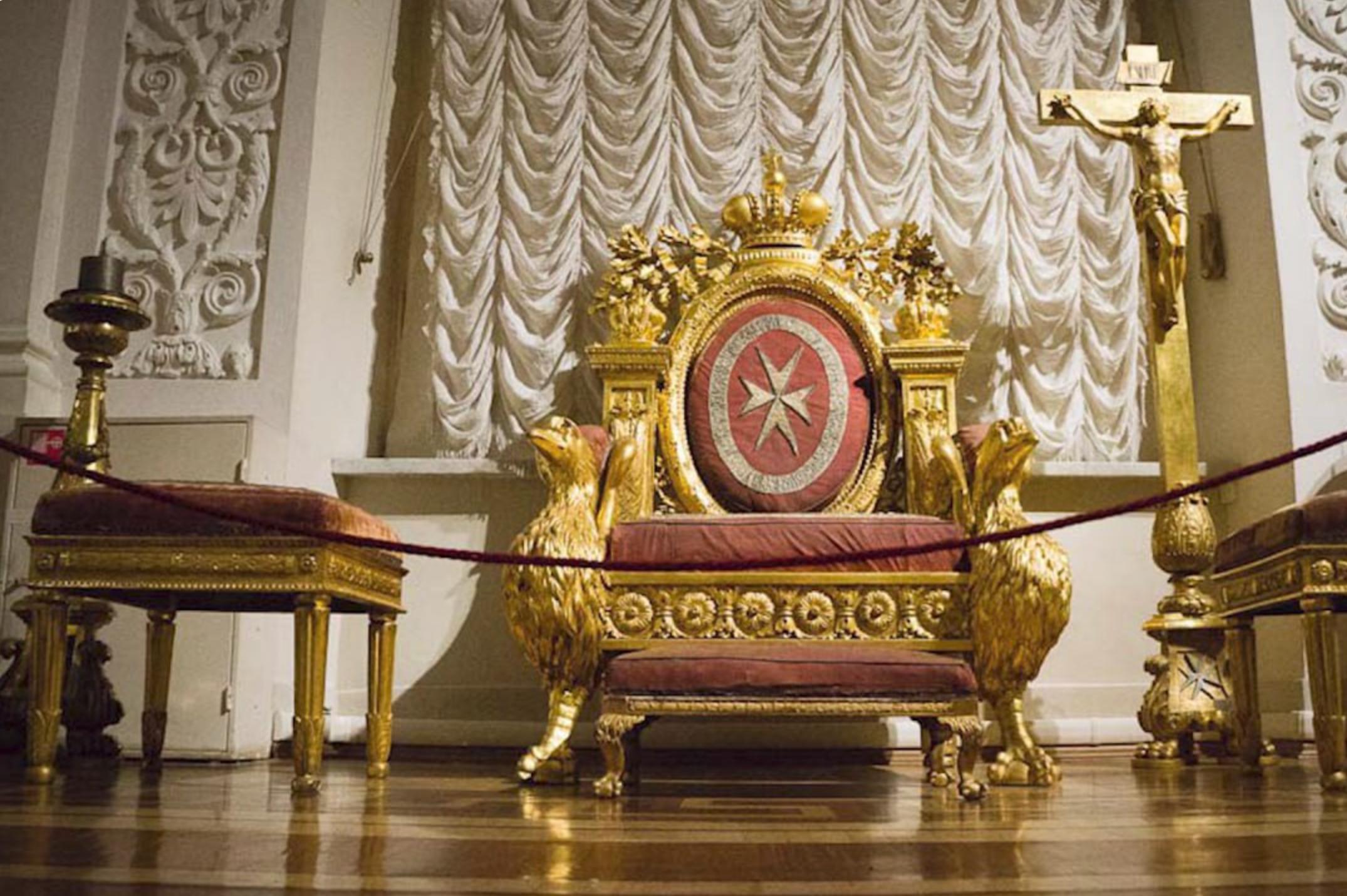 Государственный Эрмитаж потребовал в судебном порядке взыскать свыше 847 тысяч рублей с посетителя севшего на трон магистра мальтийского ордена XVIII века и сложившего свои ноги на резную позолоченную скамью подножку об этом сообщила руководитель объединённой пресс службы судов города Дарья Лебедева Стоимость реставрационных работ требующихся для восстановления экспонатов составляет 825813 рублей 59 копеек которые Эрмитаж и просит взыскать с Дробышева а также госпошлину в 21516 рублей Экспонат предназначался для императора Павла I провозглашённого в 1798 году гроссмейстером Мальтийского ордена Мужчина не обратил внимание ни на предупреждающие таблички ни на протесты сотрудников музея