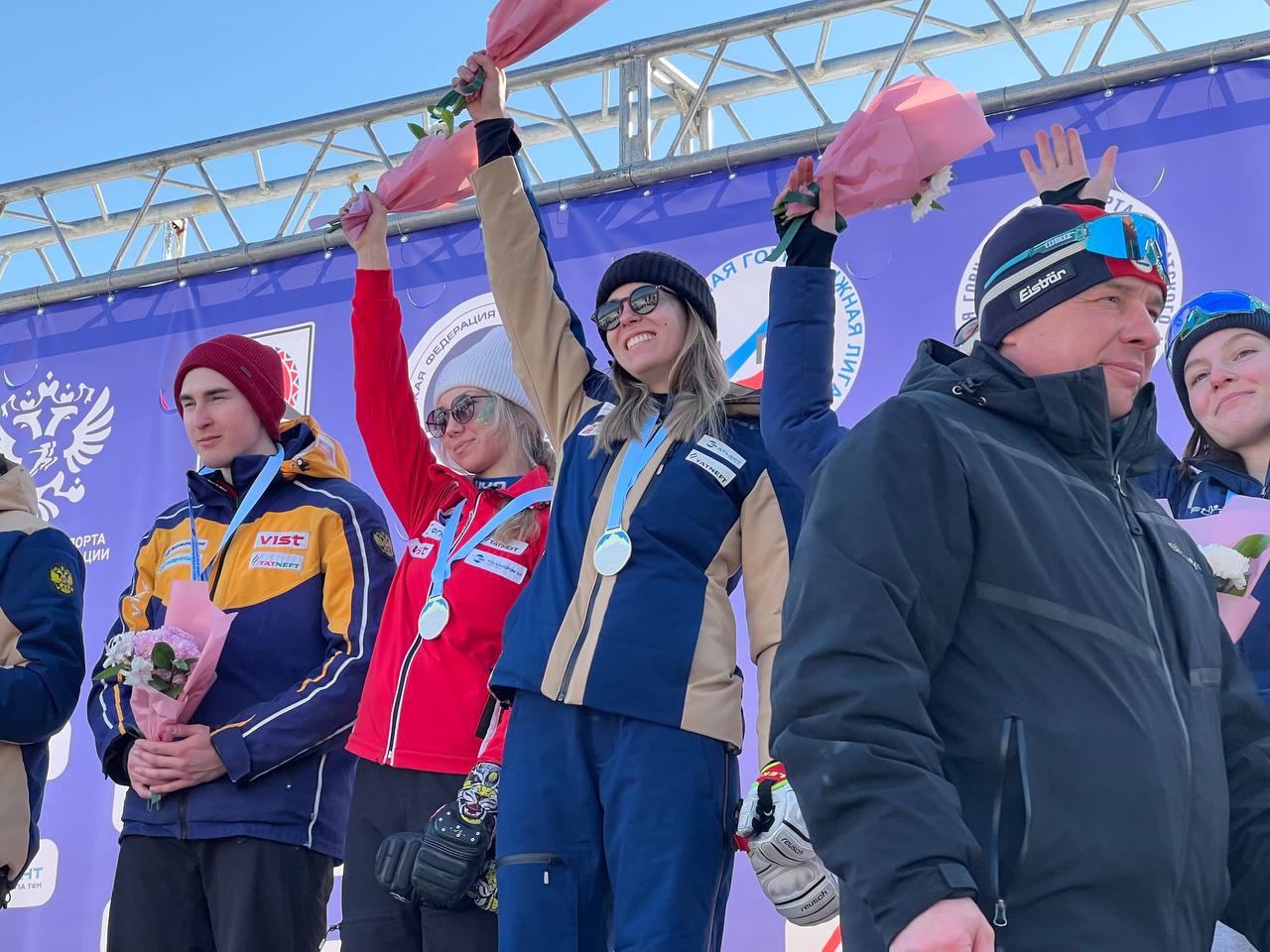 Сегодня в праздничной атмосфере чествовали победителей и призеров чемпионата и первенства России по горнолыжному спорту Камчатка традиционно стала точкой притяжения для лучших из лучших Всю прошедшую неделю на наших склонах свое мастерство демонстрировали более 100 участников из 17 регионов страны Наши спортсмены показали потрясающий результат Юлия Плешкова и Иван Кузнецов завоевали золото в сложнейшей дисциплине суперкомбинации Вы наша гордость Обязательно продолжим развивать горнолыжный спорт и делать все для того чтобы камчатские таланты могли тренироваться в отличных условиях расти профессионально и прославлять как родной полуостров так и всю страну Поздравляю чемпионов тренеров и всех болельщиков Так держать Подписывайтесь на мой канал MAX