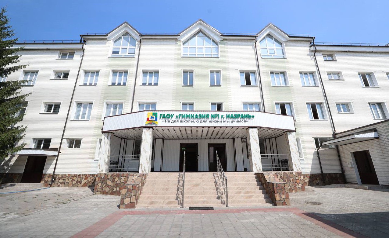 Школу креативных индустрий откроют в Ингушетии ко Дню знаний  В городе Назрани на базе одной из местных гимназий к 1 сентября откроется Школа креативных индустрий, где молодые таланты смогут развиваться в разных творческих и технических направлениях. Об этом сообщил глава Ингушетии Махмуд-Али Калиматов.  «В школе оборудованы шесть современных студий, где учащиеся будут осваивать акустику, микрофонные техники, создание треков в различных жанрах, разработку VR/AR-приложений, 3D-моделирование, анимацию и визуальные эффекты», - отметил глава республики в своем телеграм-канале.  Также ученики школы смогут получить навыки создания профессиональных фотографий и видеороликов, работы с монтажными программами и цветокоррекцией, изучить основы композиции, типографики, веб-дизайна и создания фирменного стиля.   Южная служба новостей